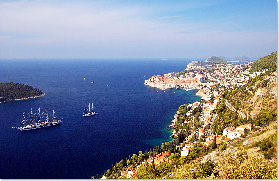 Foto: Egon Giebe, SeereisenMagazin In der Bucht vor der Altstadt von Dubrovnik gehen Kreuzfahrtschiffe gerne vor Anker. Ganz links die ROYAL CLIPPER von Star Clippers Kreuzfahrten.
