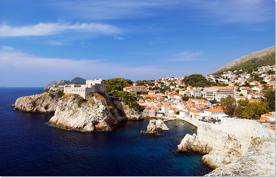 Foto: Egon Giebe, SeereisenMagazin Blick ovn der Stadtmauer in Dubrovnik auf Fort Lovrijenac und Pile