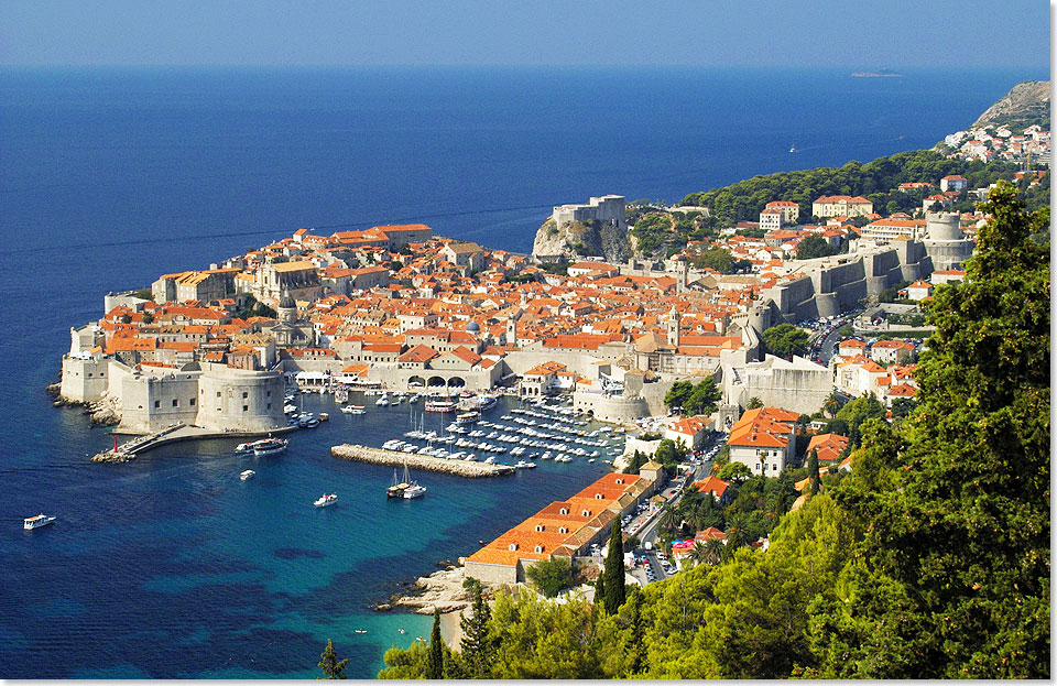 Foto: Egon Giebe, SeereisenMagazin Dubrovnik mit dem Alten Stadthafen und der begehbaren Stadtmauer, die rund um die Altstadt führt und von jedem Standpunkt aus faszinierende Ausblicke gewährt.