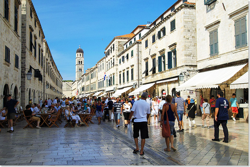 Die 300 Meter lange Stradun oder Placa oder auch Corso in Dubrovnik ist die beliebteste Flanier- und Einkaufsstraße der Dubrovniker. Hinten – direkt an der nordwestlichen Stadtmauer – der Turm des Franziskanerklosters.