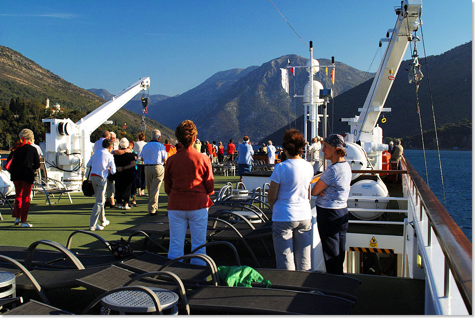 Foto: Egon Giebe, SeereisenMagazin Kreuzfahrtschiff bei der Einfahrt in den Fjord nach Kotor