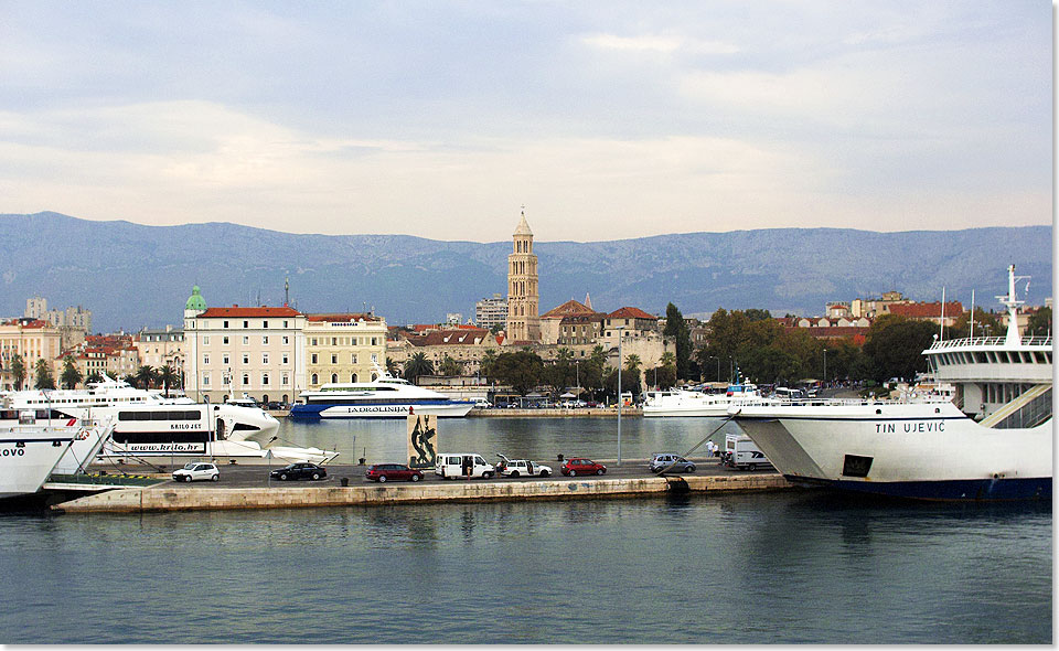 Hafeneinfahrt von Split mit Glockenturm der Kathedrale des Heiligen Dominius