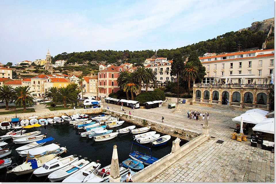 Foto: Egon Giebe, SeereisenMagazin Loggia auf dem Stadtplatz von Hvar