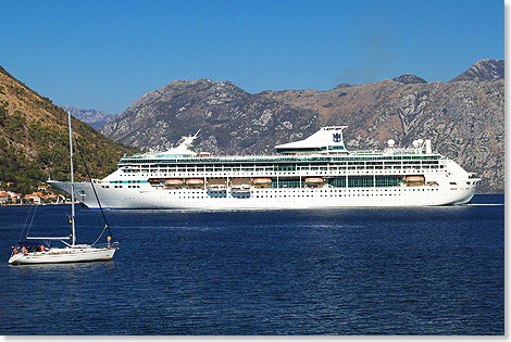 Kreuzfahrtschiff Splendour of the Seas in der Bucht von Kotor