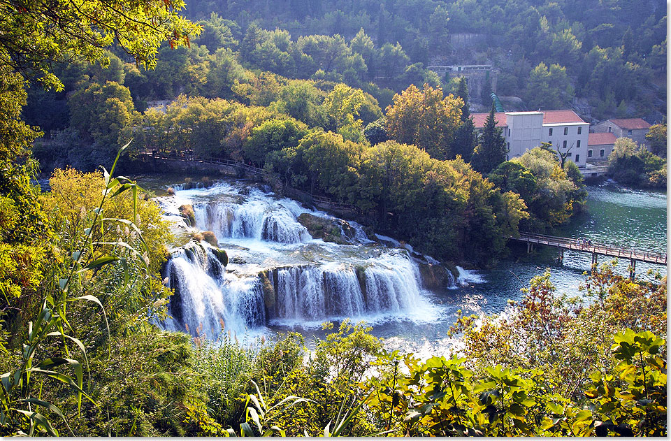 Foto: Egon Giebe, SeereisenMagazin Skradinski buk, Wasserfall im Krka Nationalpark mit Kraftwerk, konstruiert von Nikola Tesla