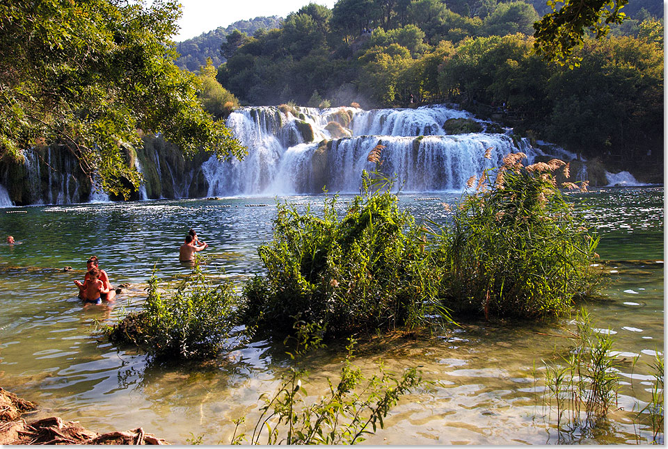 Foto: Egon Giebe, SeereisenMagazin Skradinski buk, Wasserfall im Krka Nationalpark mit Badenden