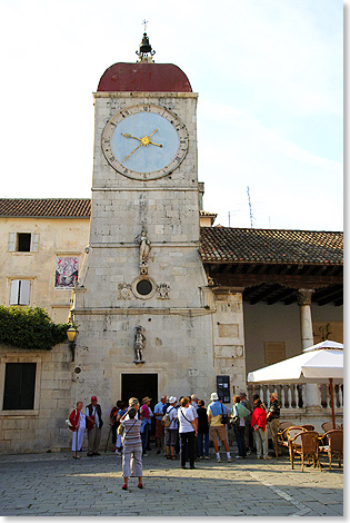 Glockenturm an der Stadtloggia in Trogir, Kroatien
