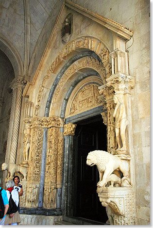 Hauptportal geschaffen von Meister Radovan der St. Laurentius-Kathedrale in Trogir, Kroatien