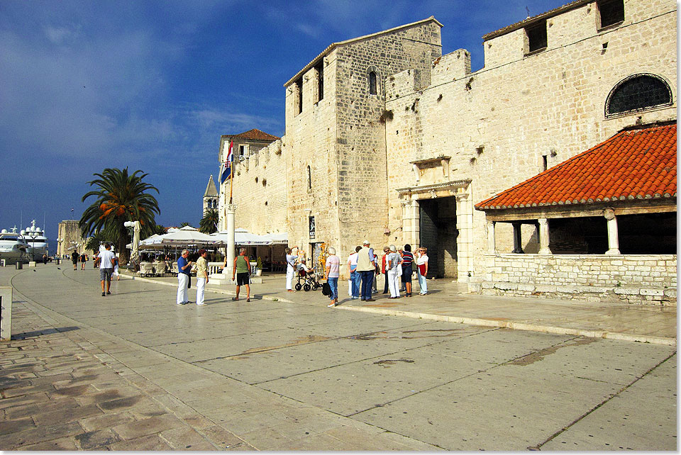 Trogir, romanische Stadt in Kroatien, Uferpromenade mit Stadtmauer