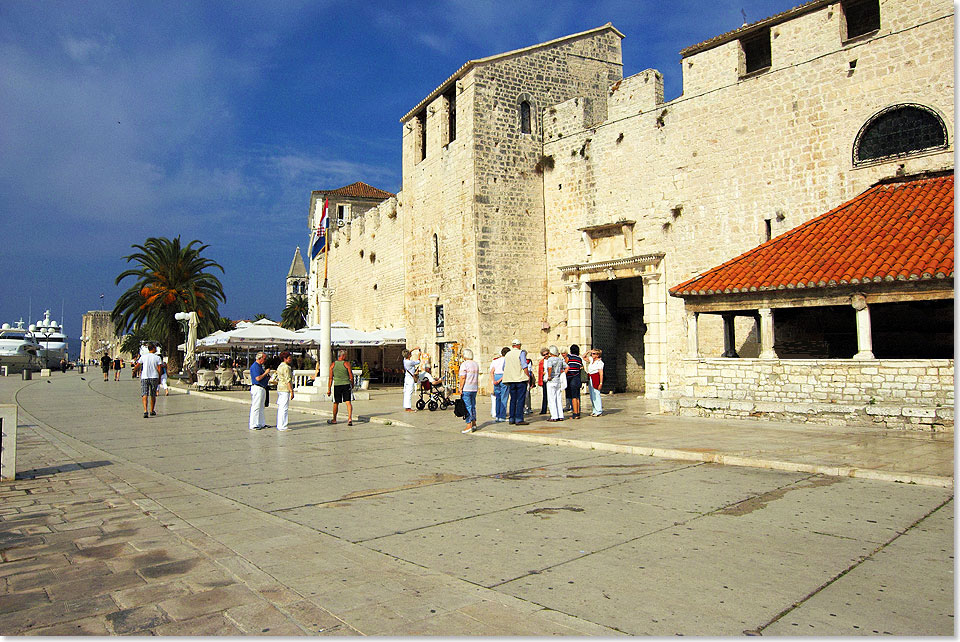 Foto: Egon Giebe, SeereisenMagazin Trogir, romanische Stadt in Kroatien, Uferpromenade mit Stadtmauer