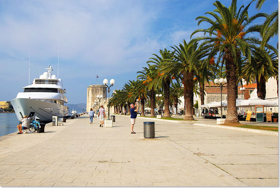Trogir, romanische Stadt in Kroatien, Uferpromenade mit Festung Kamerlengo aus dem 15. Jahrhundert