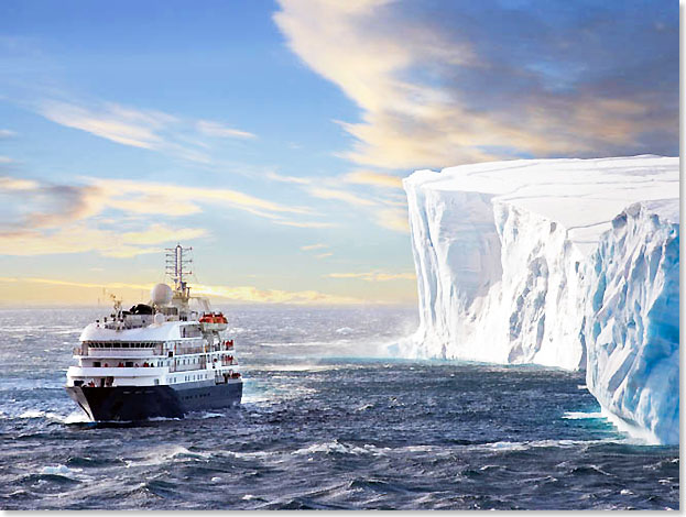 Die SEA EXPLORER und Tafel-Eisberge in der Antarktis.