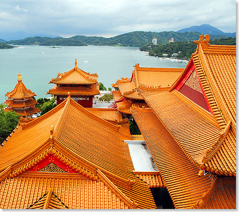 Blick über die Dächer des Wenwu-Tempels am Sun-Moon-Lake in Zentraltaiwan.