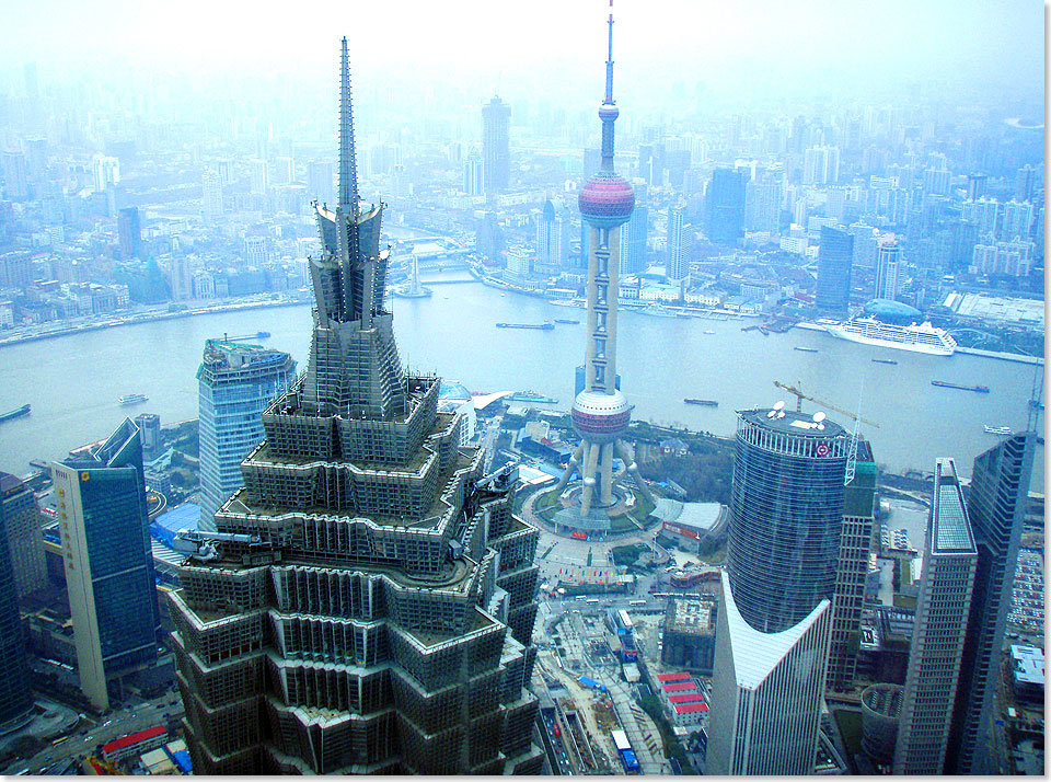 Blick von der Besucherplattform des Weltfinanzzentrums Shanghai auf den Wolkenkratzerwald von Pudong