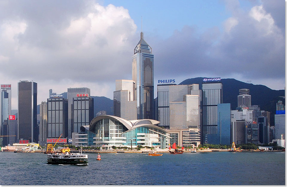 Der Victoria Harbour zwischen Hongkong Island und der Halbinsel Kowloon