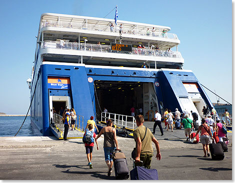 Eingnge zu beiden Seiten der Heckrampe und Rolltreppen zu den ffentlichen Rumen sorgen bei der BLUE STAR NAXOS fr einen schnellen Einstieg der Fupassagiere.