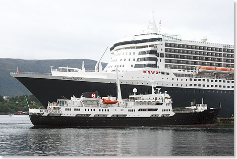 Ein Unterschied wie Tag und Nacht: Die riesige QUEEN MARY 2 neben der LOFOTEN in lesund.