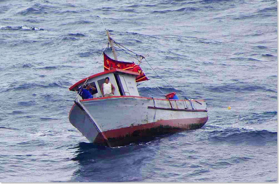 Vor einer Woche vom ecuadorianischen Hafen Puerto Bolivar zum Fischen ausgelaufen, Motor ausgefallen, Batterie kaputt, keine Funkmglichkeit, Sprit, Wasser und Verpflegung am Ende  so findet die Besatzung der MS CMA CGM BAUDELAIRE vier Fischer und deren Boot 120 Seemeilen vor der Kste.