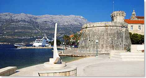  In Korcula-Stadt macht die LA BELLE DE L'ADRIATIQUE direkt am Altstadt-Kai fest.