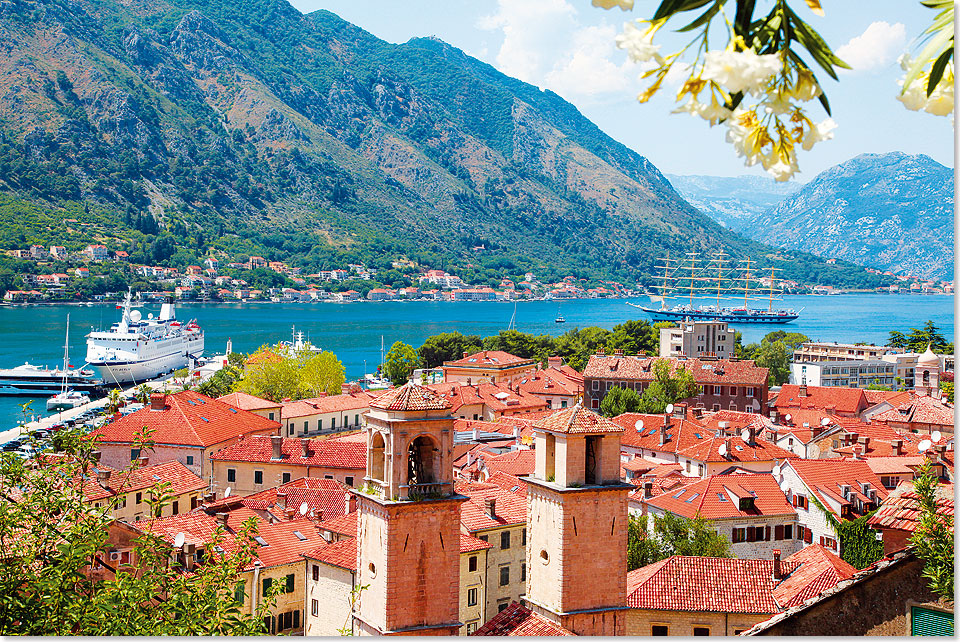 Die MS BERLIN liegt in Kotor, Montenegro, am Kai.