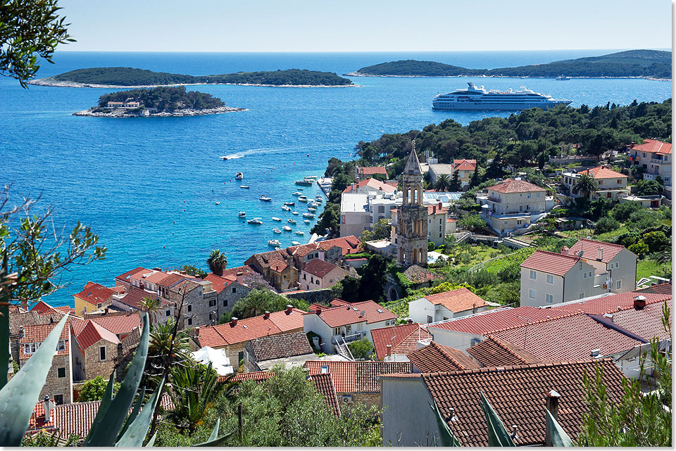  Blick von der Inselhauptstadt Hvar auf die vorgelagerten Inselchen. Die LE LYREAL liegt auf Reede.