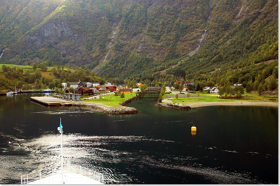 Der erste Hafen in Norwegen ist der kleine Ort Flåm, der liegt geschützt am Ende des Aurlandfjords, einem Seitenarm des Sognefjords.