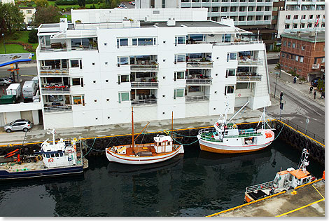 Kleine gepflegte Fischerboote liegen in Molde direkt in der Innenstadt.