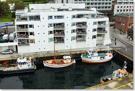 Kleine gepflegte Fischerboote liegen in Molde direkt in der Innenstadt.