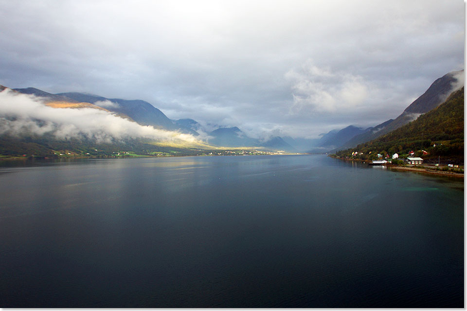 Im Romsdalsfjorden vor  ndalsnes. Die Wolken lassen kaum einen Sonnenstrahl durch und das Wasser erscheint fast schwarz.