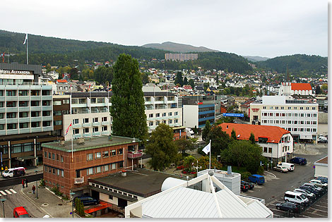 Dunkle Wolken hngen schwer ber Molde. Die Straen sind regennass.