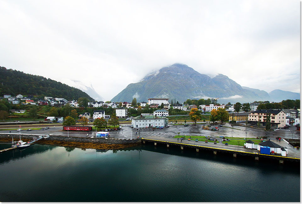 ndalsnes ist verregnet, die Straen und Pltze glnzen vor Nsse. Auf den Berge rundum liegen schwere Wolken.