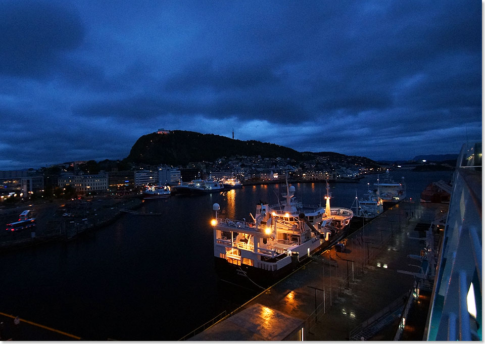 Die Jugendstil-Stadt Ålesund sehen die Passagiere der AMADEA nur bei Nacht, obwohl es erst 19: 30 Uhr ist bei derAnkunft.