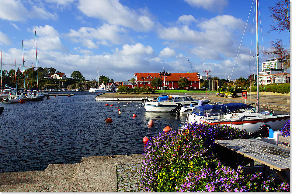 Der starke Wind kruselt das Wasser  doch der Abschied von Kristiansand ist 
	doch recht freundlich