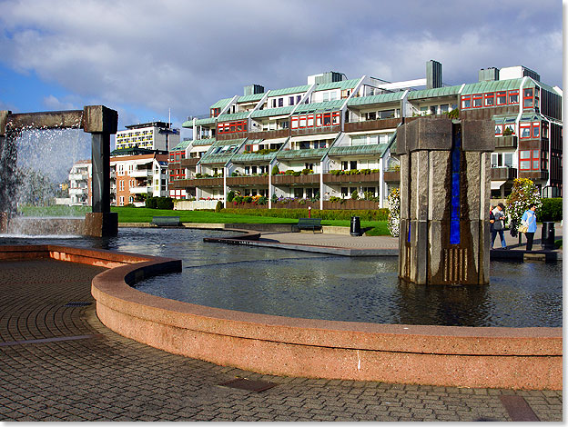 Der Park zwischen Sportboot-Hafen und uerem Stadtrand von Kristiansand in Spdnorwegen. Auch hier jagen sich Regenwolken am Himmel.