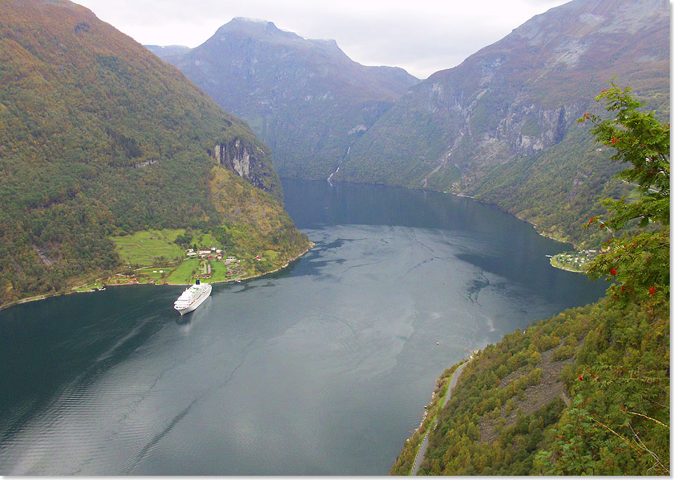 Der Geirangerfjord mit der AMADEA, die gegenber von Geiranger ankert. Die Passagiere wurden mit den Tenderbooten an Land gebracht.