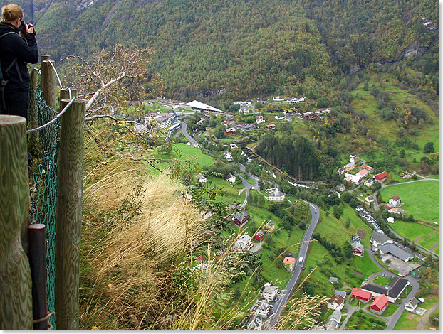 Blick vom Berg Westeras auf den Ort Geiranger ...