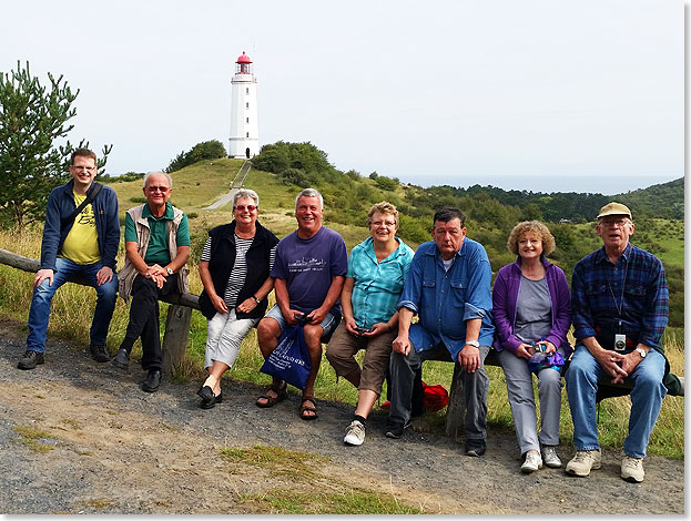 Die Trainee-Crew vor dem Leuchtturm Dornbusch auf Hiddensee.