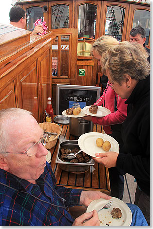 Rustikales Mittagessen auf dem Oberdeck.