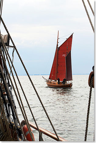 Traditionelles Zeesbot vor Hiddensee auf Gegenkurs.