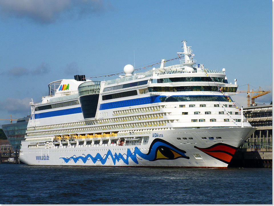 Die AIDAluna am Kreuzfahrtterminal in Hamburg-Altona, dem Start- und Zielhafen vieler Kurzreisen.