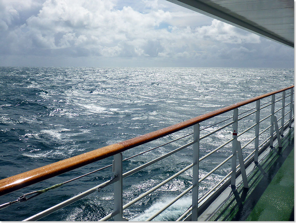 Auf dem Weg nach Dover: Zwischen zwei Regenschauern an Bord der AIDAluna im rmelkanal.