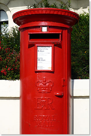 Die Briefkästen im Vereinigten Königreich tragen traditionell die Initialen des aktuellen Regenten bei der Installation. 