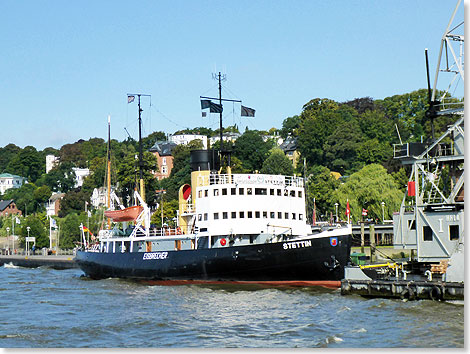 Zurck an der Elbe: Der Dampfeisbrecher STETTIN  Baujahr 1933  grt vom Hamburger Museumshafen Oevelgnne herber.