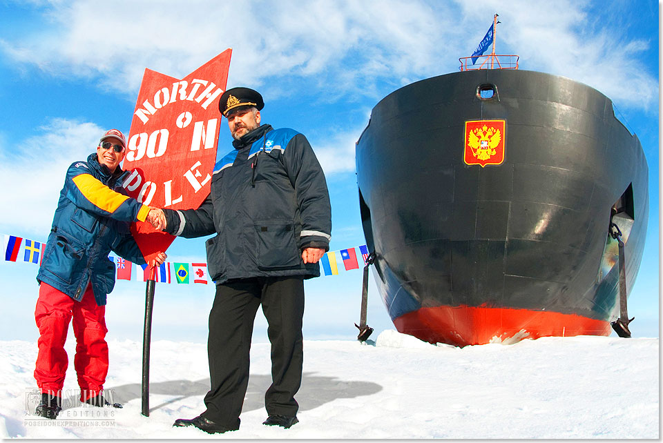  Reiseleiter und Kapitän beglückwünschen sich zum Erreichen des Nordpols.