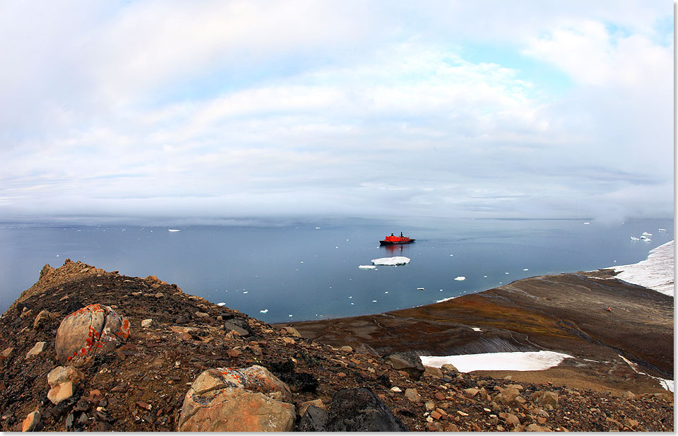 Auf dem Rückweg vom Nordpol erreicht die 50 YEARS OF VICTORY die Inseln des Franz-Josef-Landes.