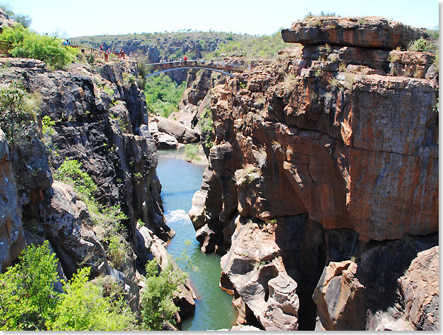 Kurz nach seiner Vereinigung mit dem Treur beginnt der Blyde River, sich durch den 26 Kilometer langen Canyon zu winden. Verschiedene Brücken erlauben atemberaubende Aussichten. 