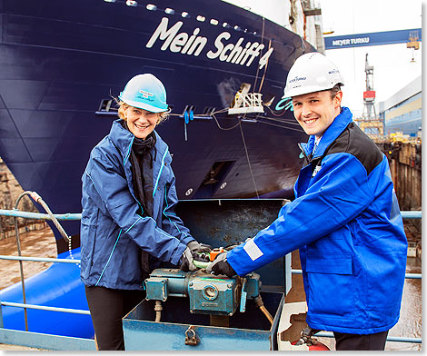 Wybcke Meier, neue CEO von TUI Cruises, und Dr. Jan Meyer, Werftchef von Meyer Turku Oy, lassen die MEIN SCHIFF 4 aufschwimmen.