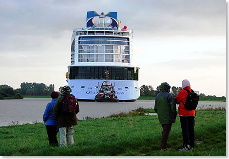 Am Nachmittag des 22. September verlie das Schiff mit Hilfe von zwei Schleppern die Werft.