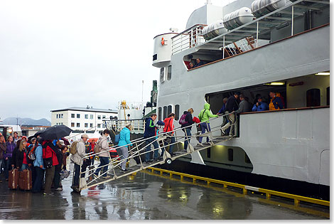 Klassischer Einstieg: ber eine wackelige Aluminium-Gangway geht es in den Hurtigruten-Hfen an Bord der LOFOTEN, egal ob mit Gepck oder ohne.