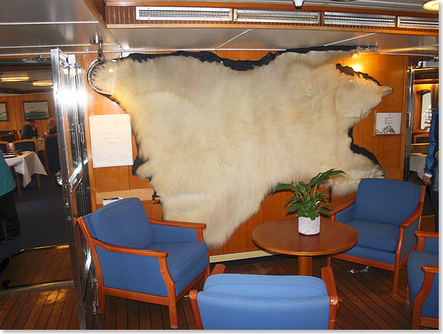 Herzstück der Lobby der LOFOTEN ist die Sitzgruppe mit dem Eisbärenfell an der Wand. 